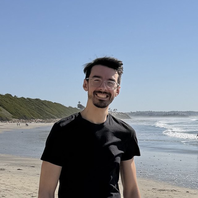 Grégoire de Framond, développeur de Capucine, sur une plage